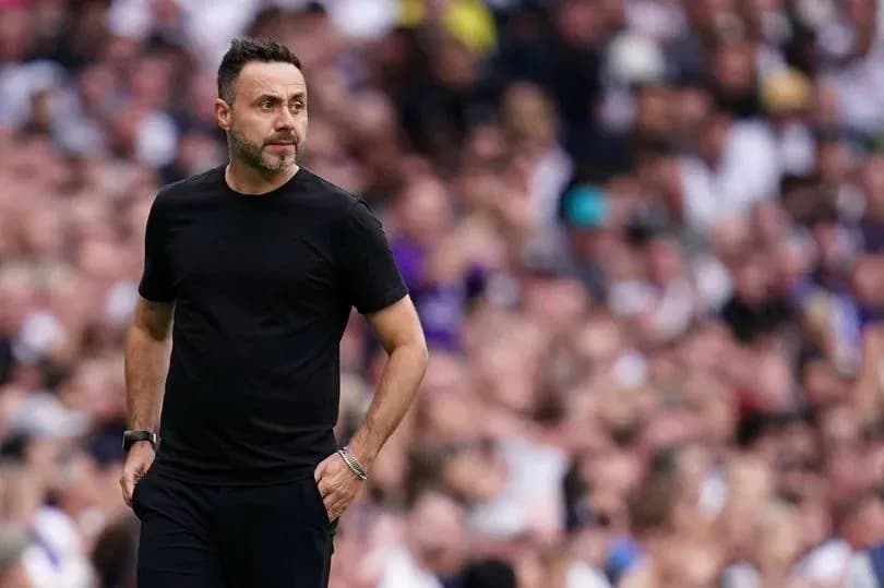 Entrenador caminando por la línea de banda