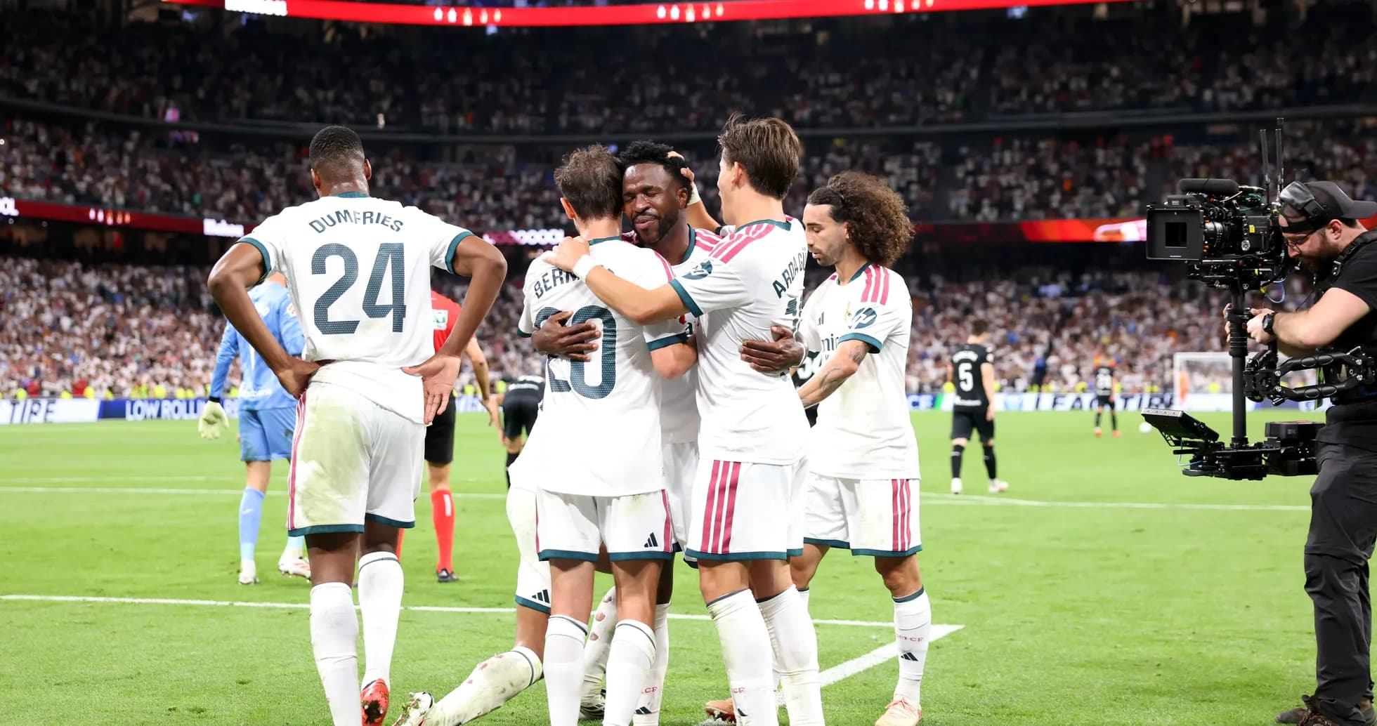 Jugadores celebrando un gol en el campo de juego
