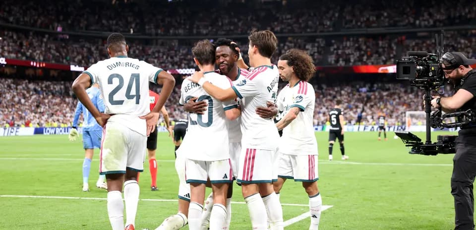 Jugadores celebrando un gol en el campo de juego