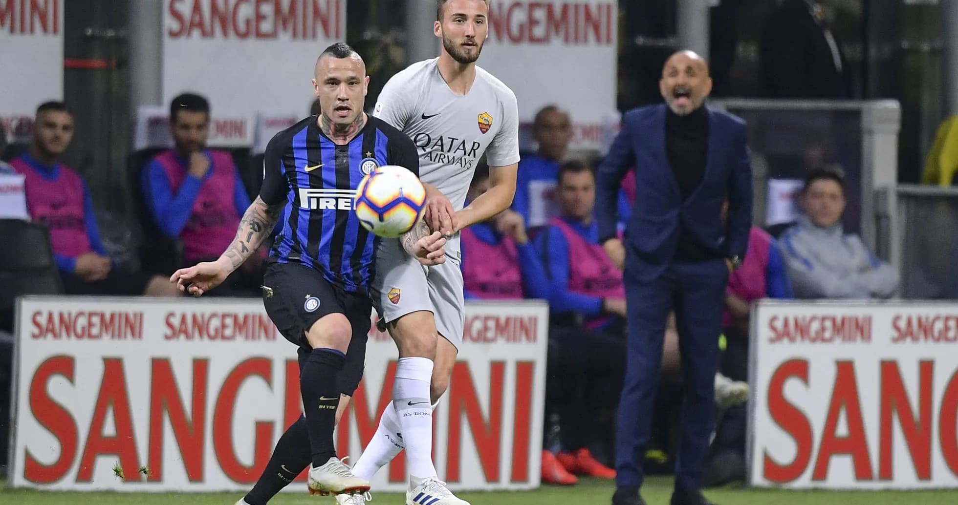 Jugadores de Inter y Roma luchando por el balón