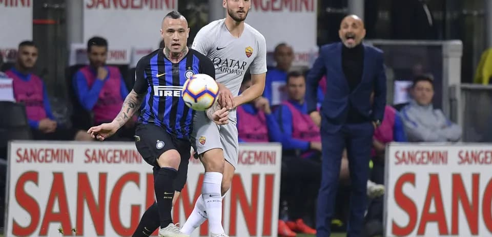 Jugadores de Inter y Roma luchando por el balón
