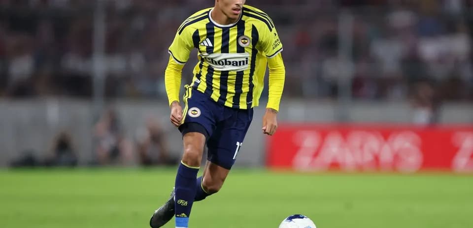 Jugador de Fenerbahçe corriendo con el balón