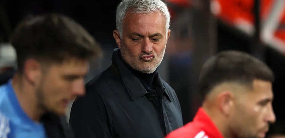 Entrenador observando el partido en la banca