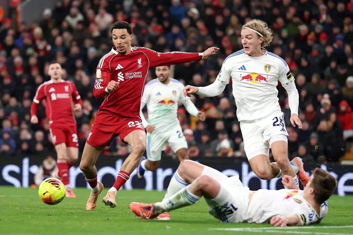 Jugadores de Liverpool y Leeds en acción durante partido