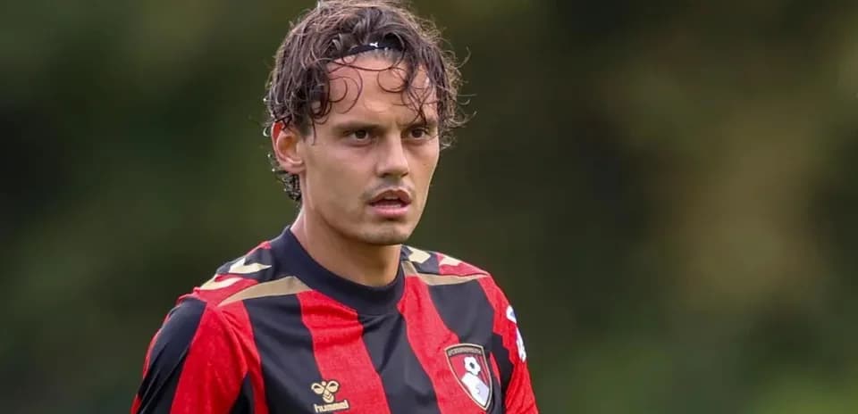 Jugador en uniforme de Bournemouth durante un partido