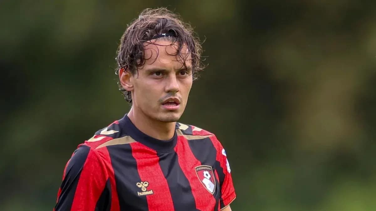 Jugador en uniforme de Bournemouth durante un partido