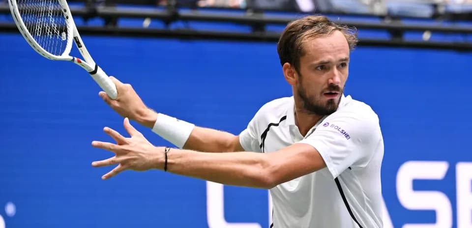 Jugador de tenis golpeando la pelota en la cancha