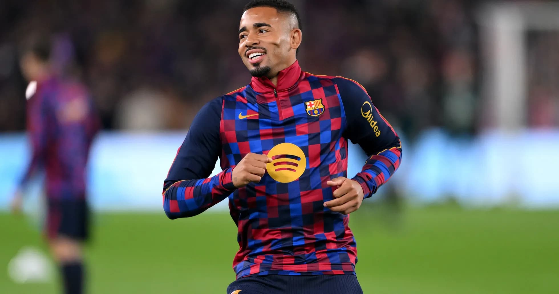 Jugador de Barcelona calentando en el campo