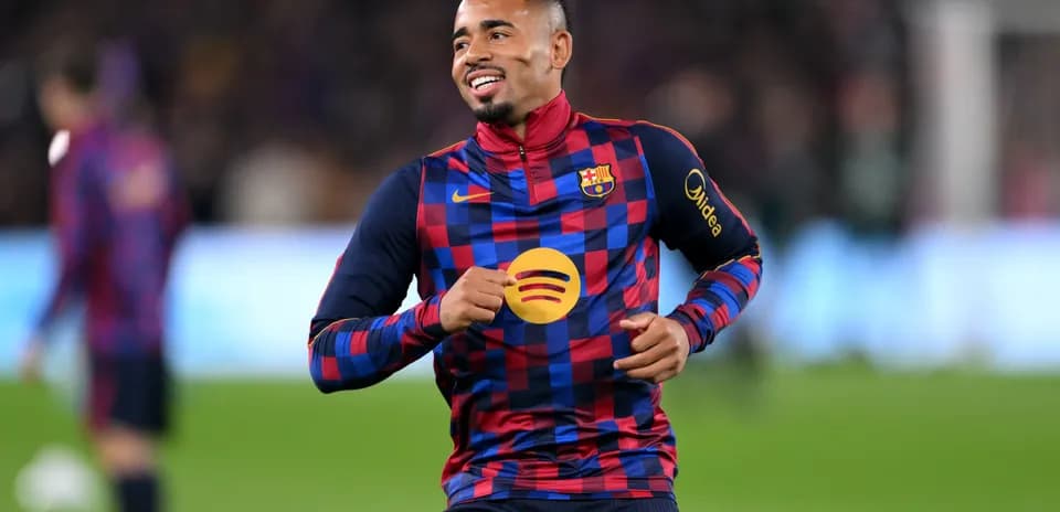 Jugador de Barcelona calentando en el campo