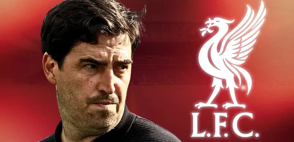 Entrenador con logo de Liverpool detrás