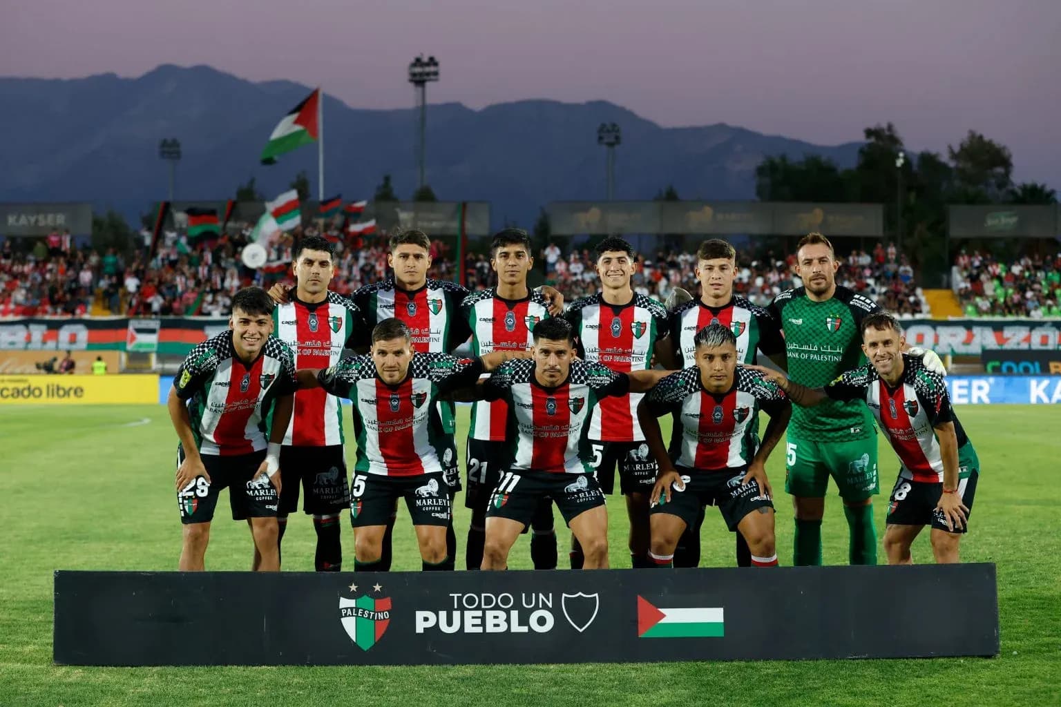 Jugadores de Palestino posando para la foto