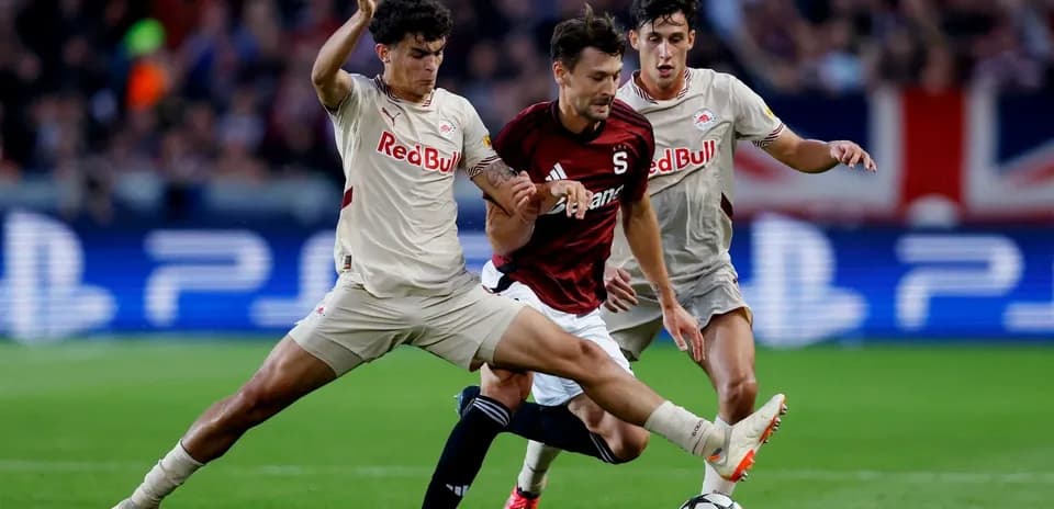Jugadores compitiendo por el balón en partido