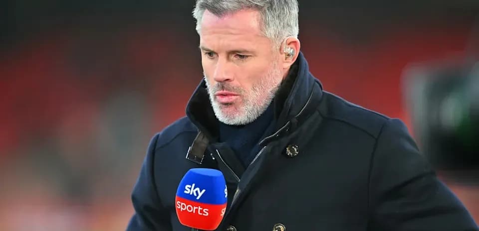 Analista sosteniendo micrófono de Sky Sports en campo