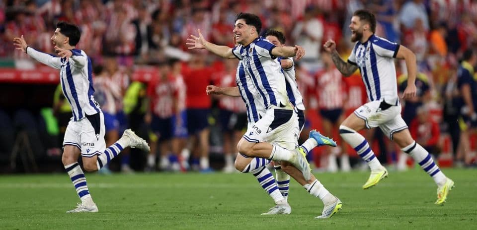 Jugadores de Real Sociedad celebrando un gol