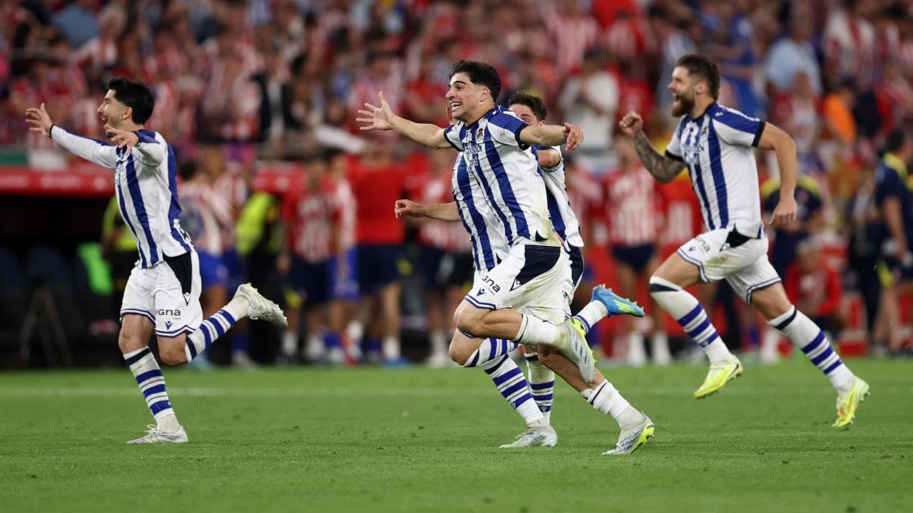 Jugadores de Real Sociedad celebrando un gol