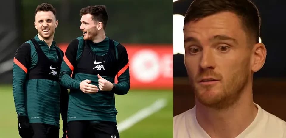 Dos jugadores riendo durante entrenamiento en Liverpool