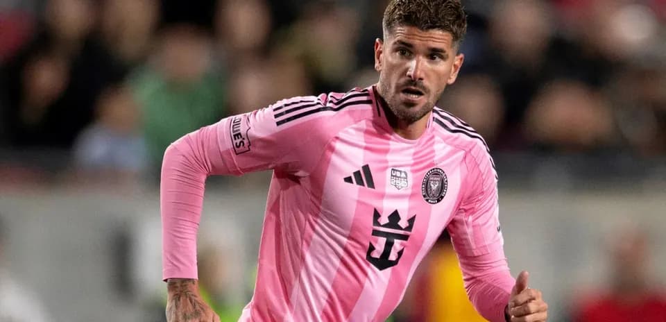 Jugador de Inter Miami corriendo en uniforme rosa