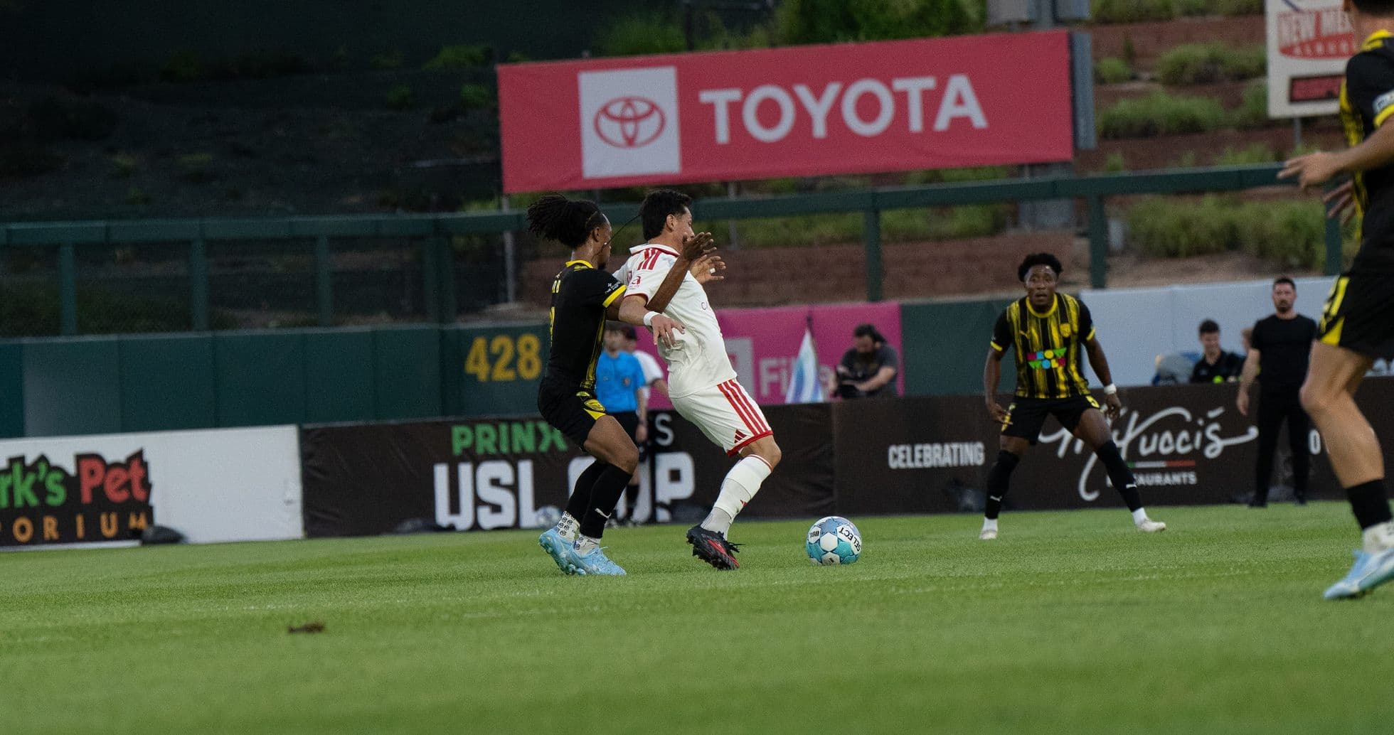 Jugador de Phoenix Rising en acción contra Louisville City