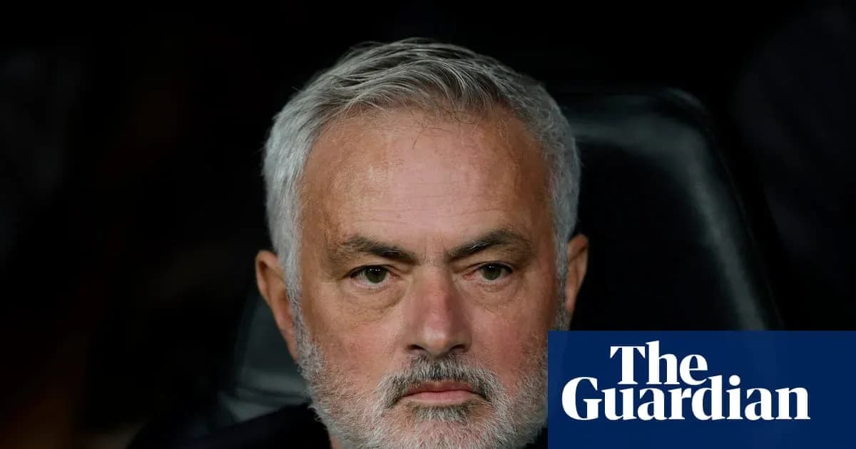 Entrenador sentado en el banquillo durante el partido