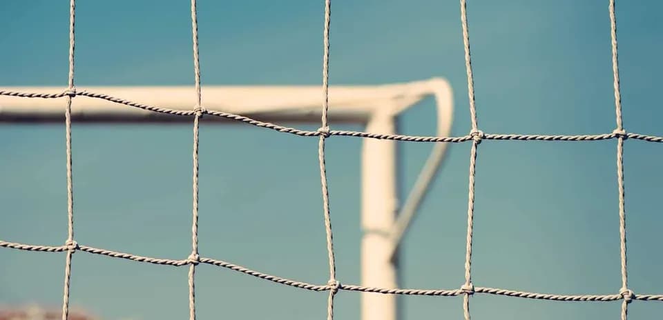 Red de portería de fútbol con fondo azul