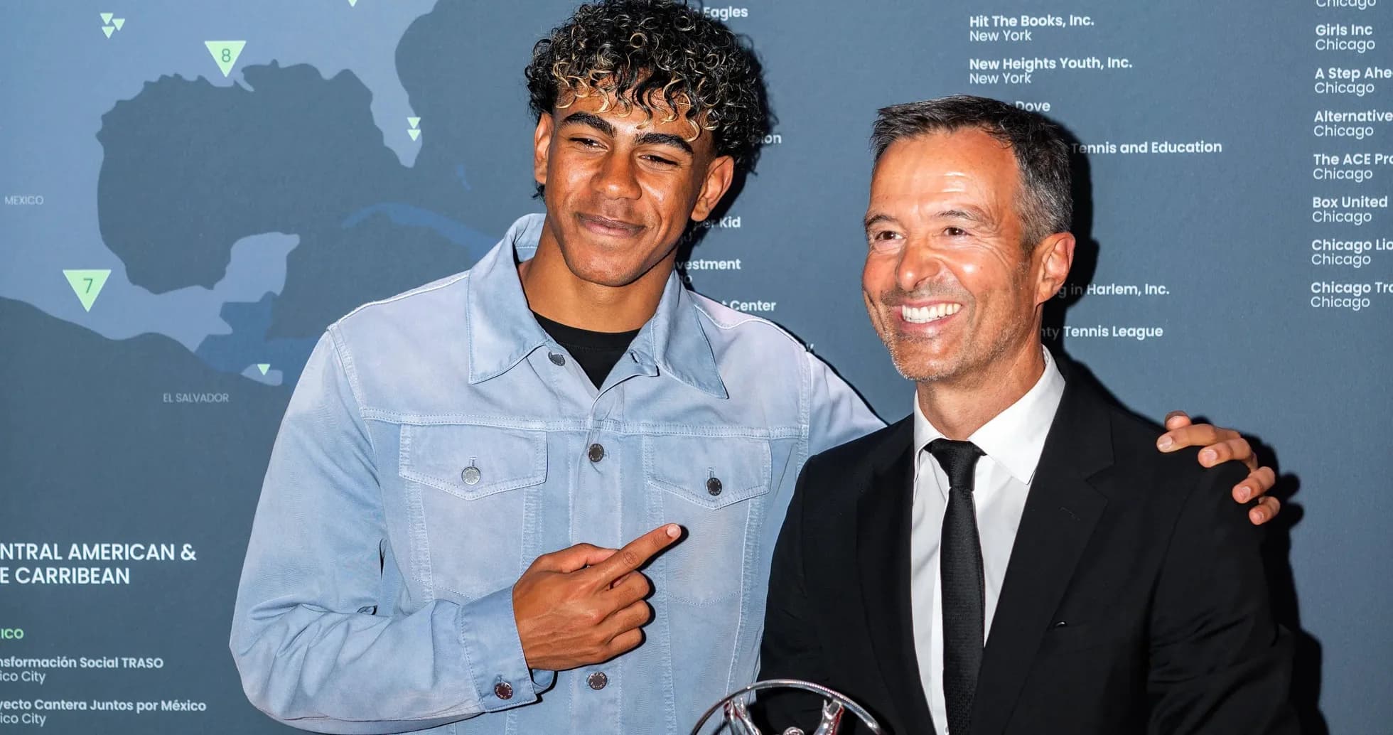 Dos hombres posando con un trofeo en evento