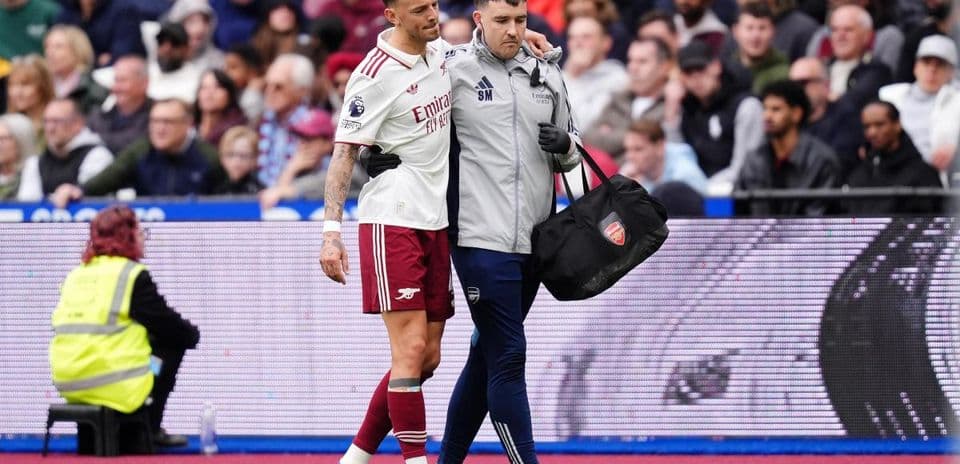 Jugador de Arsenal siendo asistido por un médico