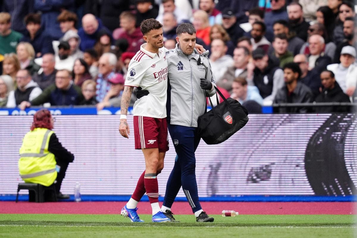 Jugador de Arsenal siendo asistido por un médico