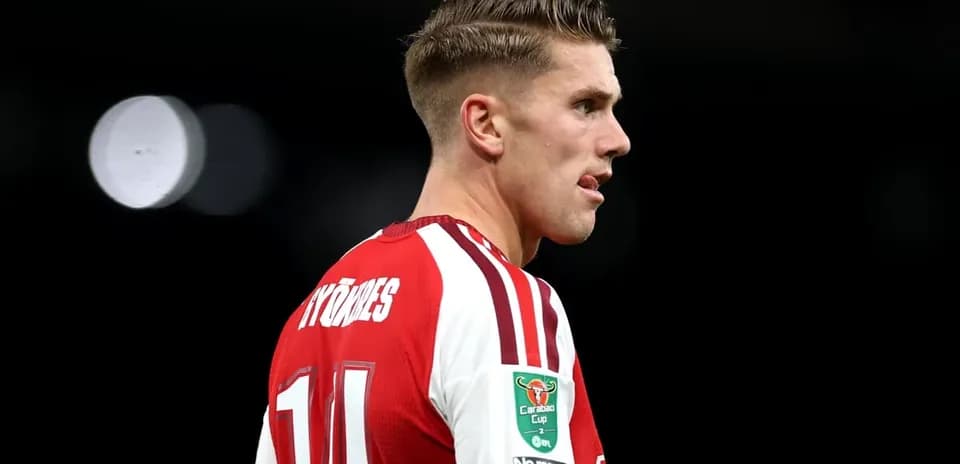 Jugador con camiseta roja en el campo de fútbol