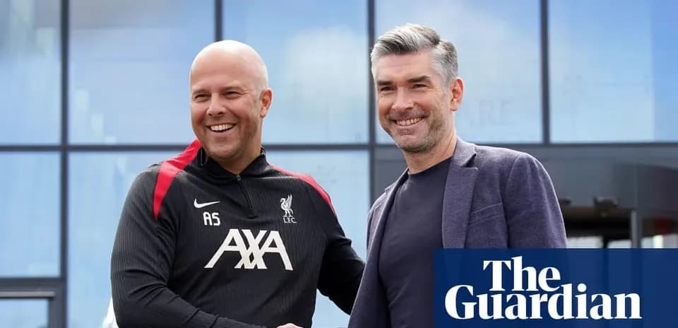 Entrenadores de Liverpool estrechando manos en la presentación