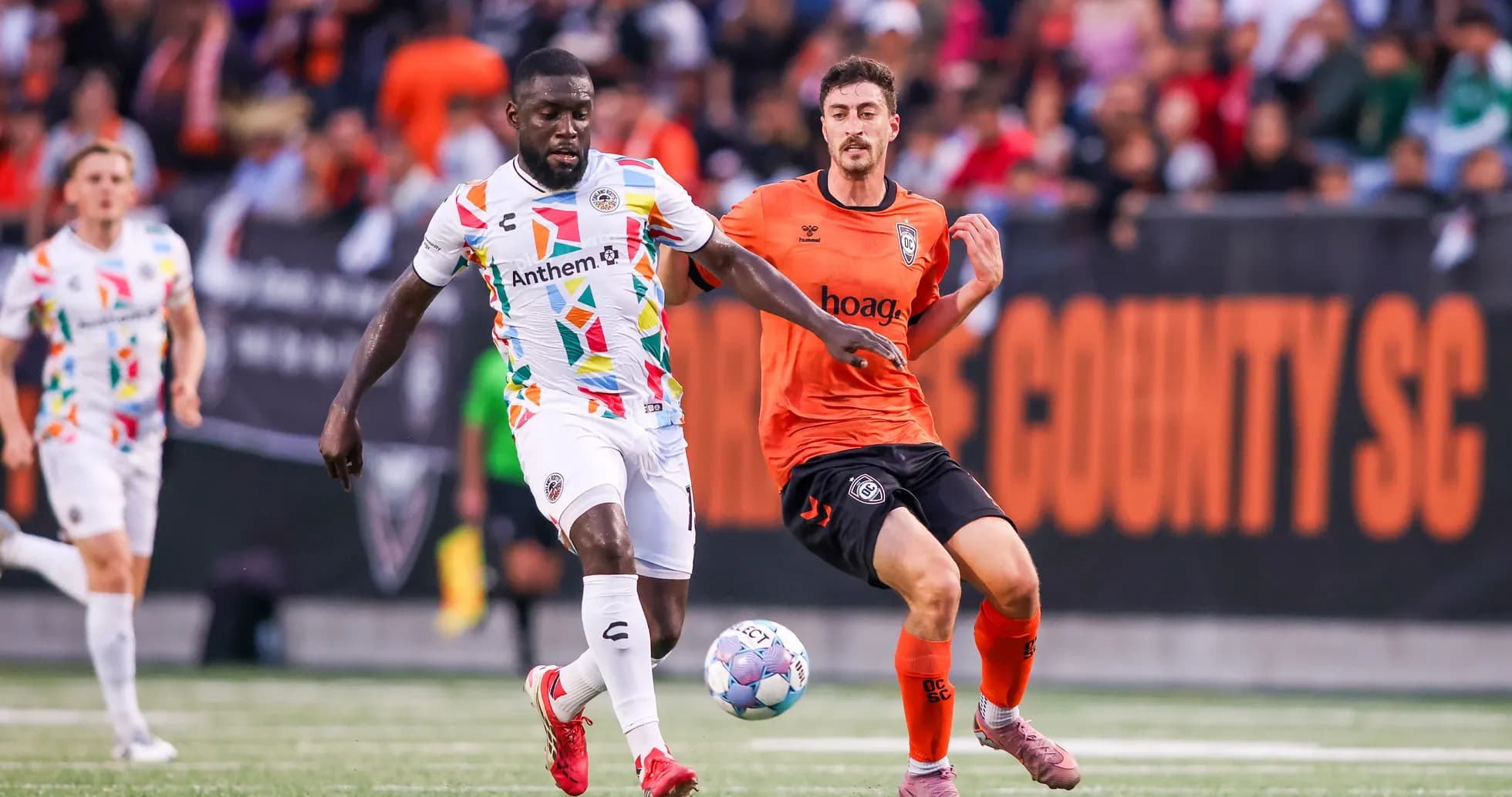 Jugador persiguiendo el balón en el partido