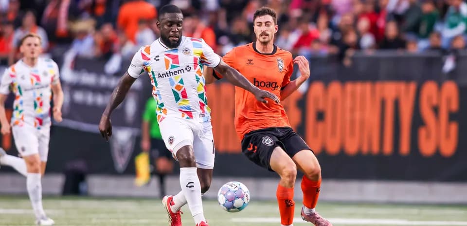 Jugador persiguiendo el balón en el partido