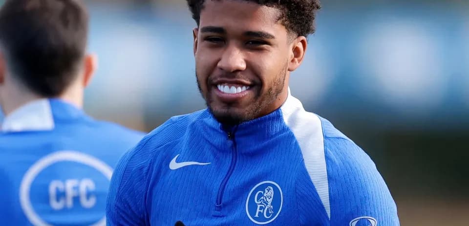 Jugador sonriendo durante entrenamiento en campo