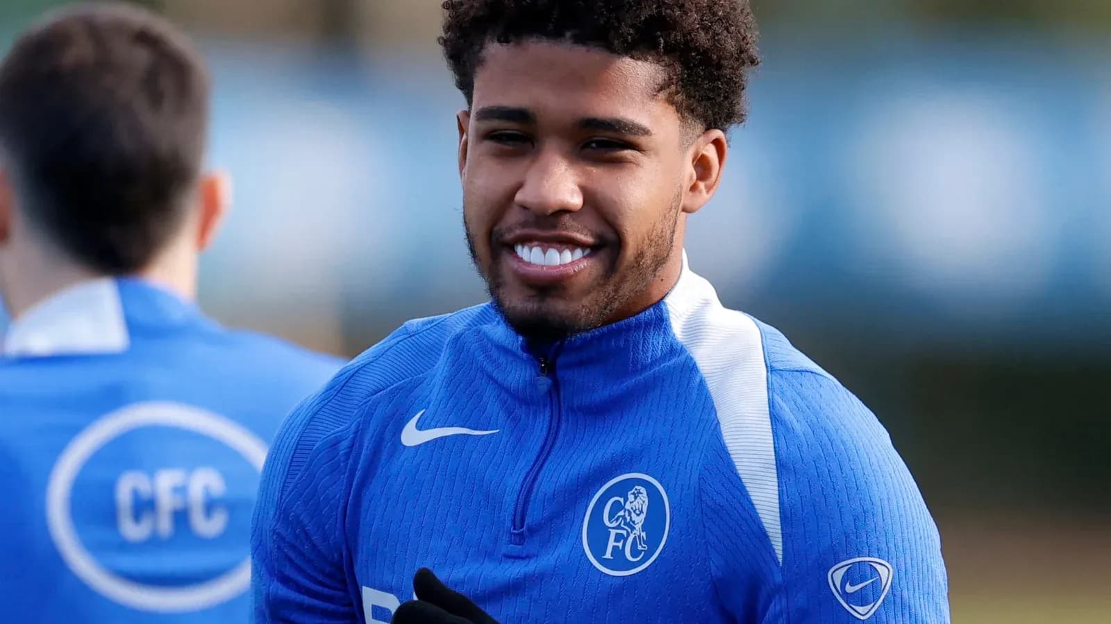 Jugador sonriendo durante entrenamiento en campo