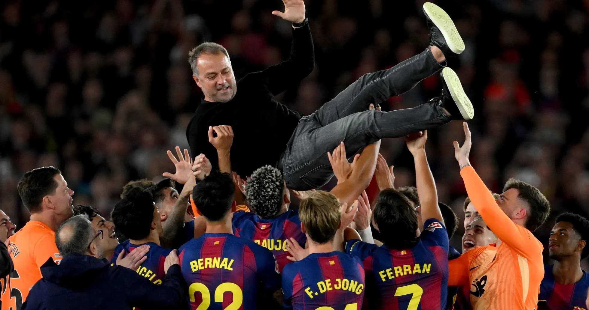 Entrenador levantado por jugadores tras victoria