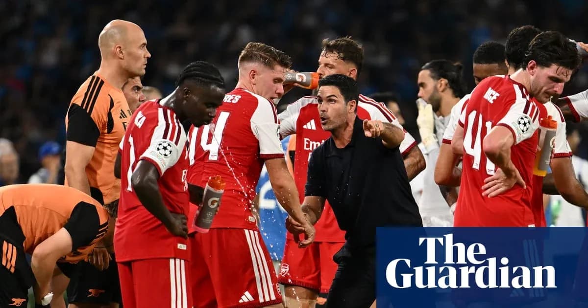 Entrenador dando instrucciones a jugadores durante partido