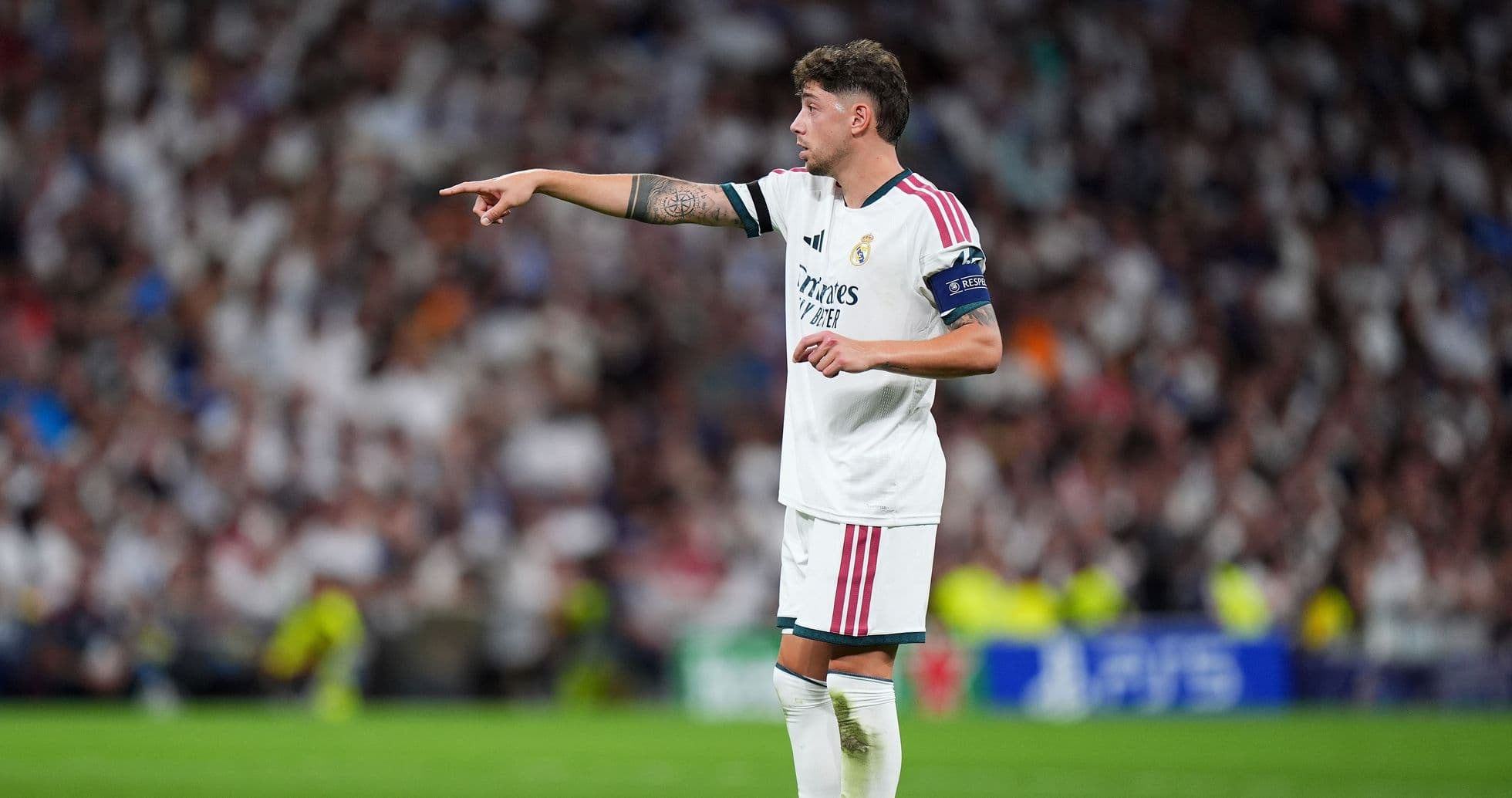 Jugador de Real Madrid dirigiendo a sus compañeros
