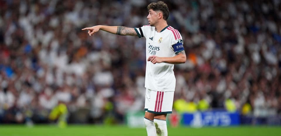 Jugador de Real Madrid dirigiendo a sus compañeros
