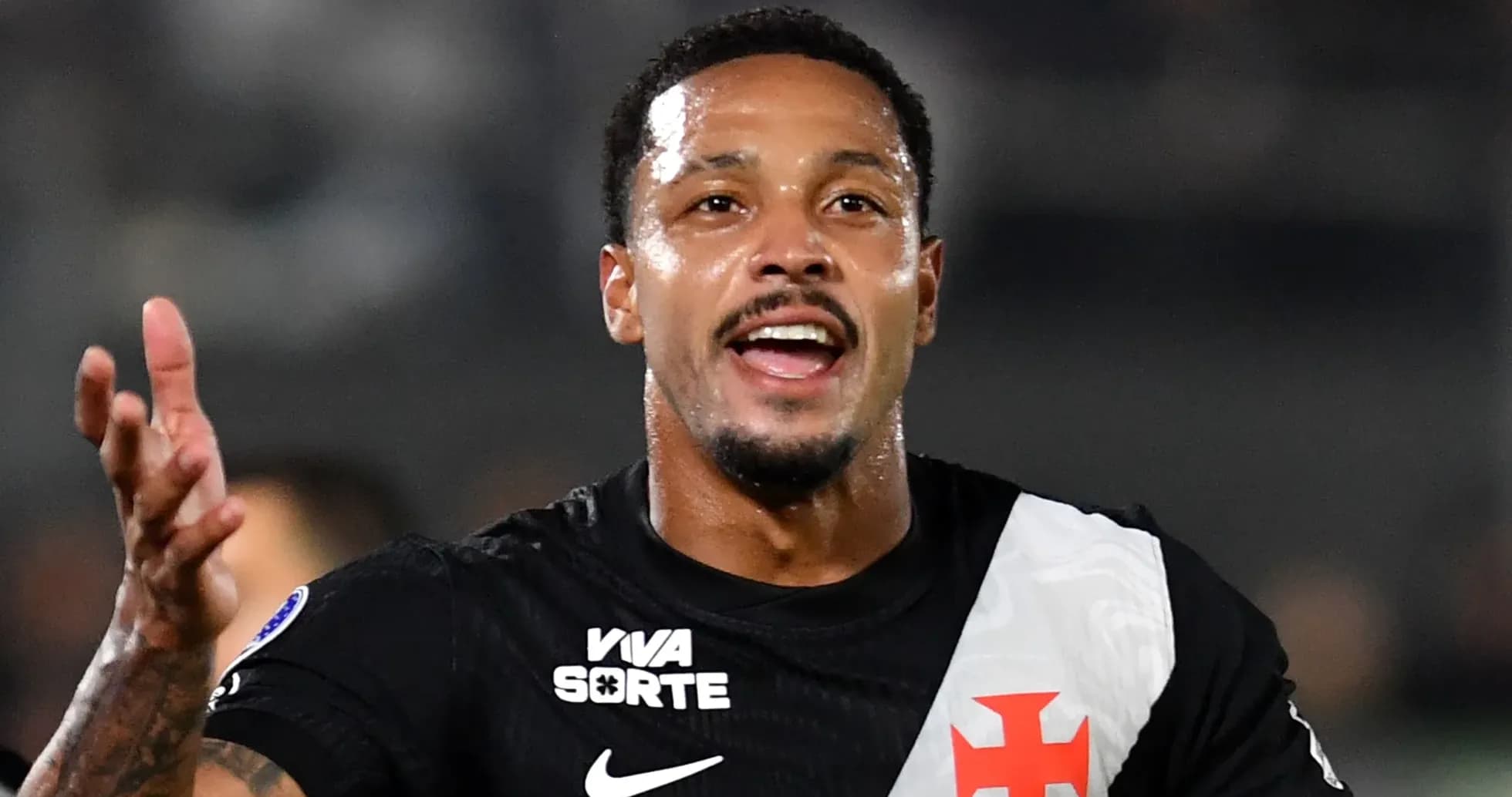 Jugador celebrando en uniforme de Vasco da Gama