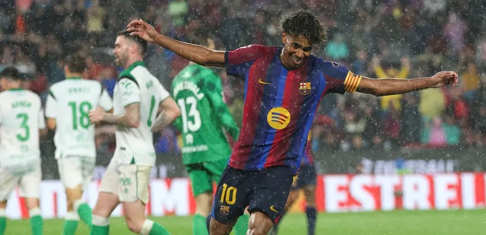 Jugador de Barcelona celebrando un gol bajo la lluvia