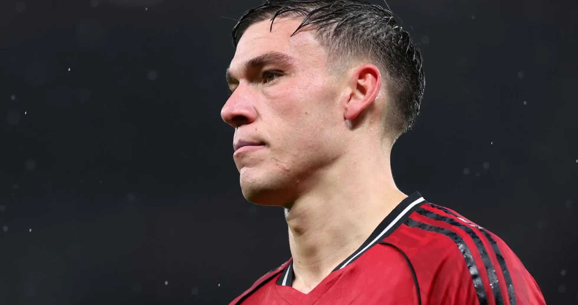 Jugador con camiseta roja en el campo de fútbol