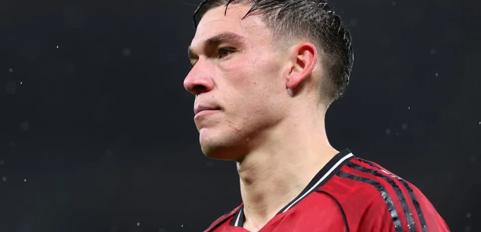 Jugador con camiseta roja en el campo de fútbol