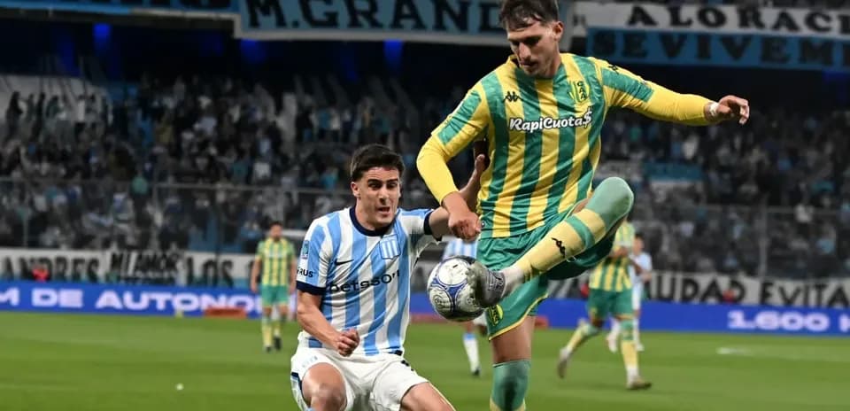 Jugador de Racing Club desafiando a Aldosivi