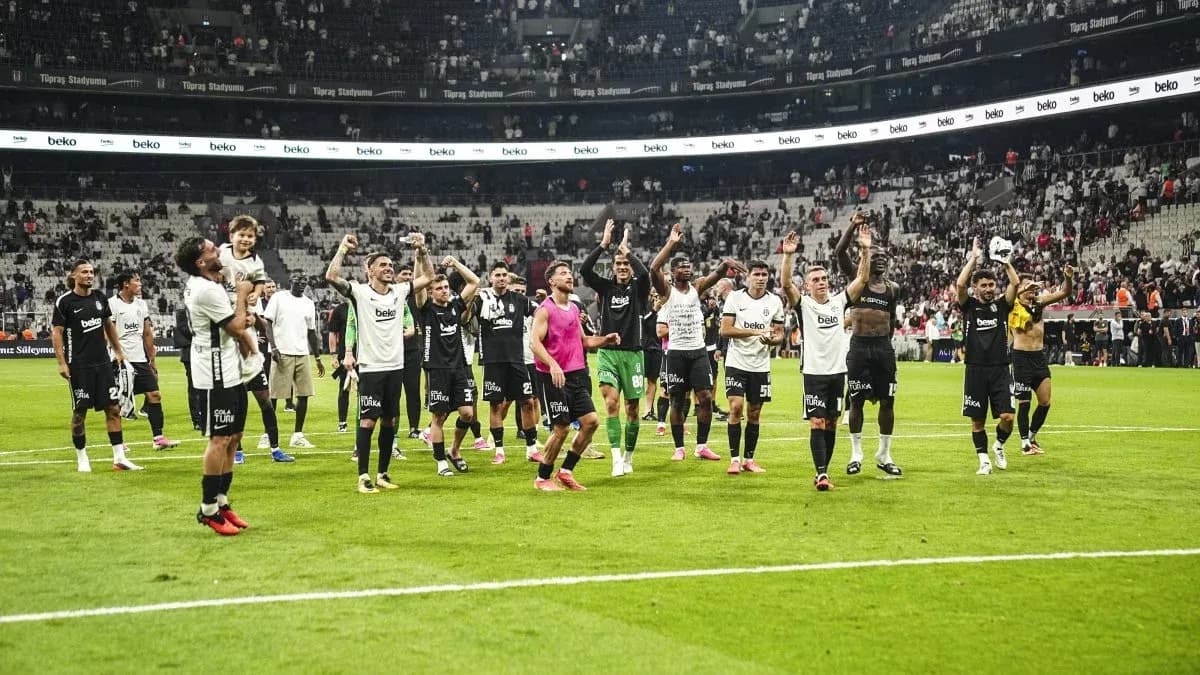 Jugadores de Beşiktaş celebrando la victoria