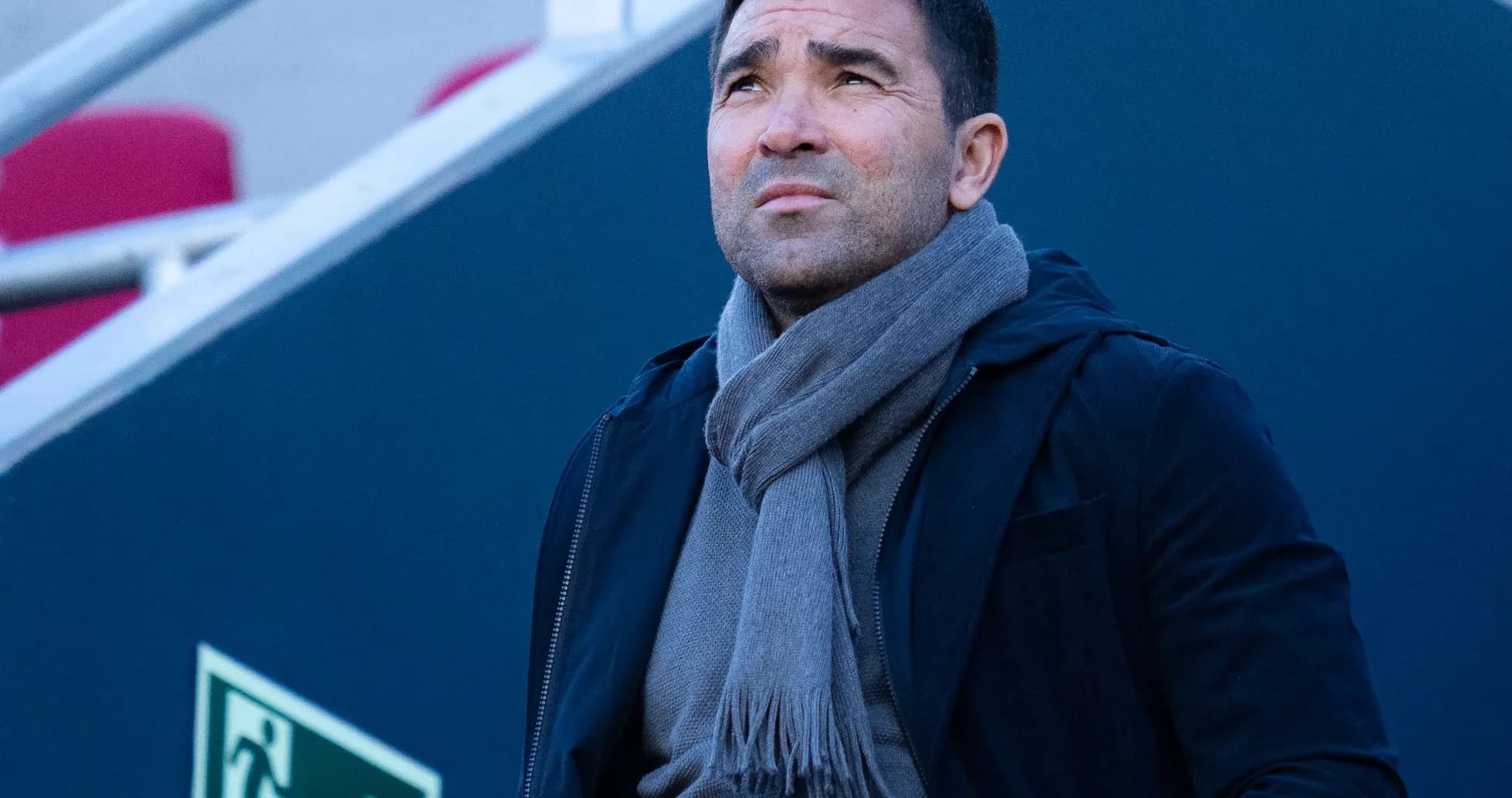 Entrenador observando desde la grada del estadio