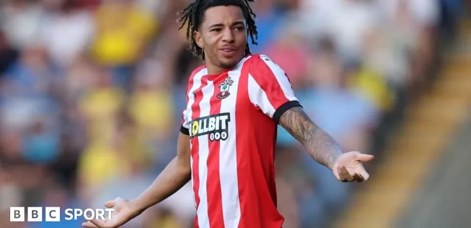 Jugador de Southampton señalando durante el partido