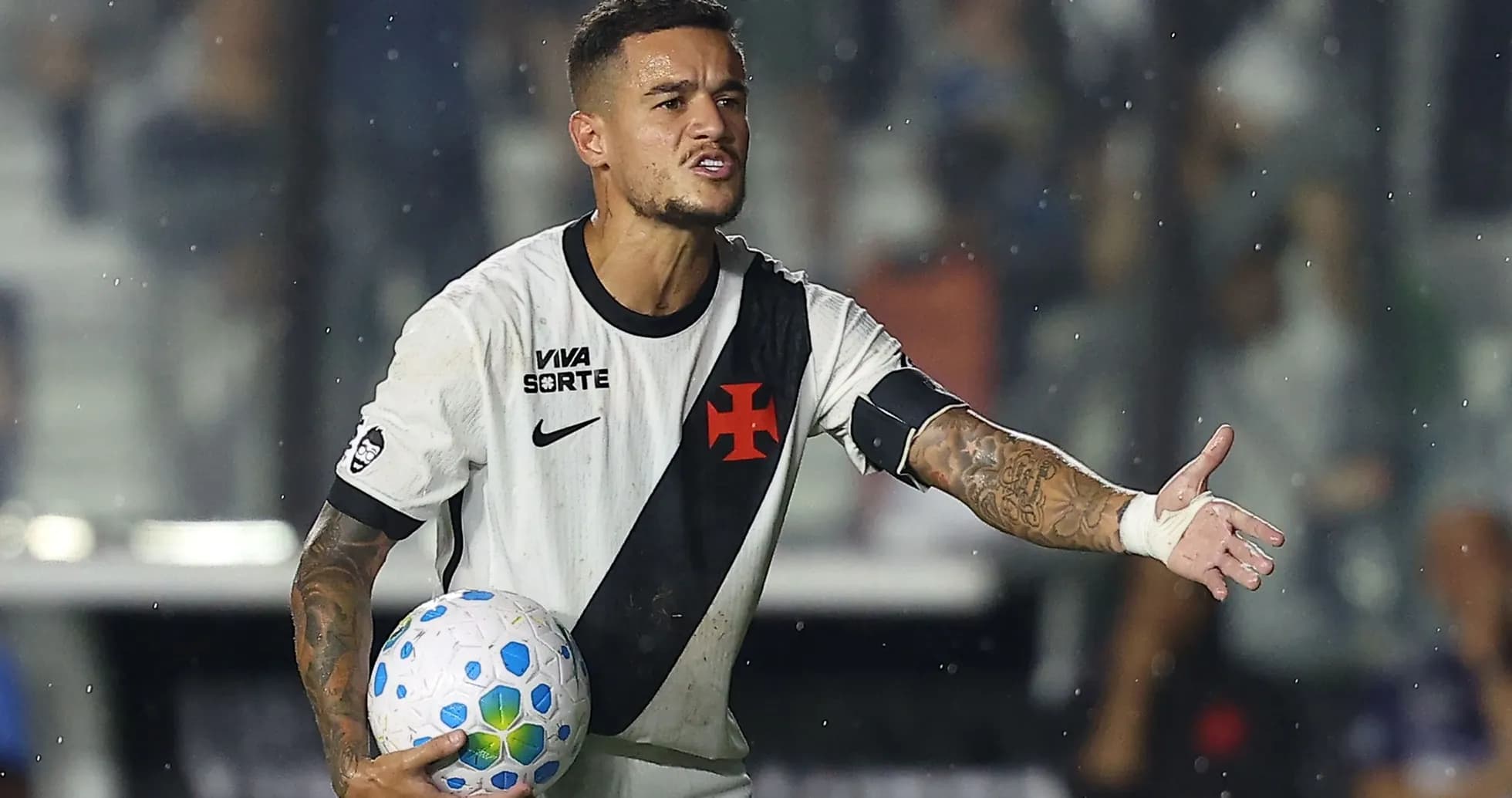 Jugador sosteniendo un balón durante el partido