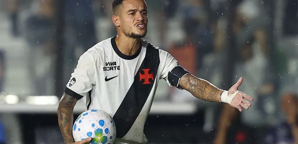 Jugador sosteniendo un balón durante el partido