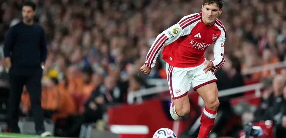 Jugador de Arsenal ejecutando un saque de esquina
