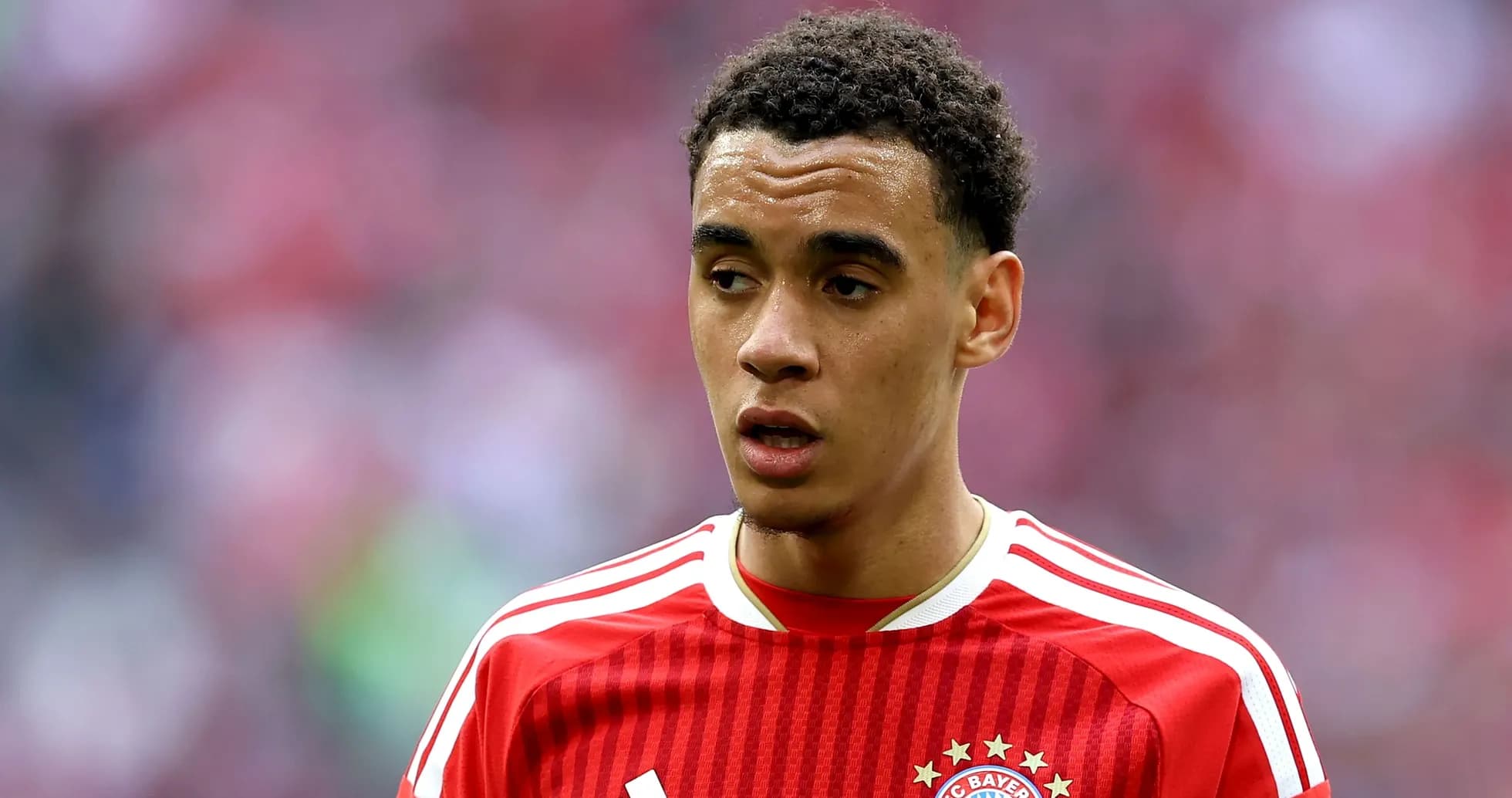 Jugador de Bayern Munich en uniforme rojo durante partido