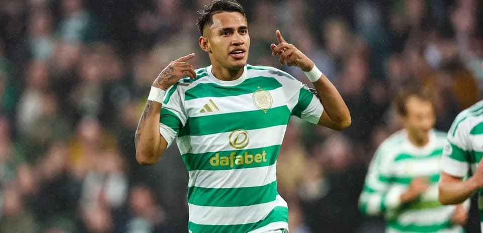 Jugador de Celtic celebrando un gol en el partido